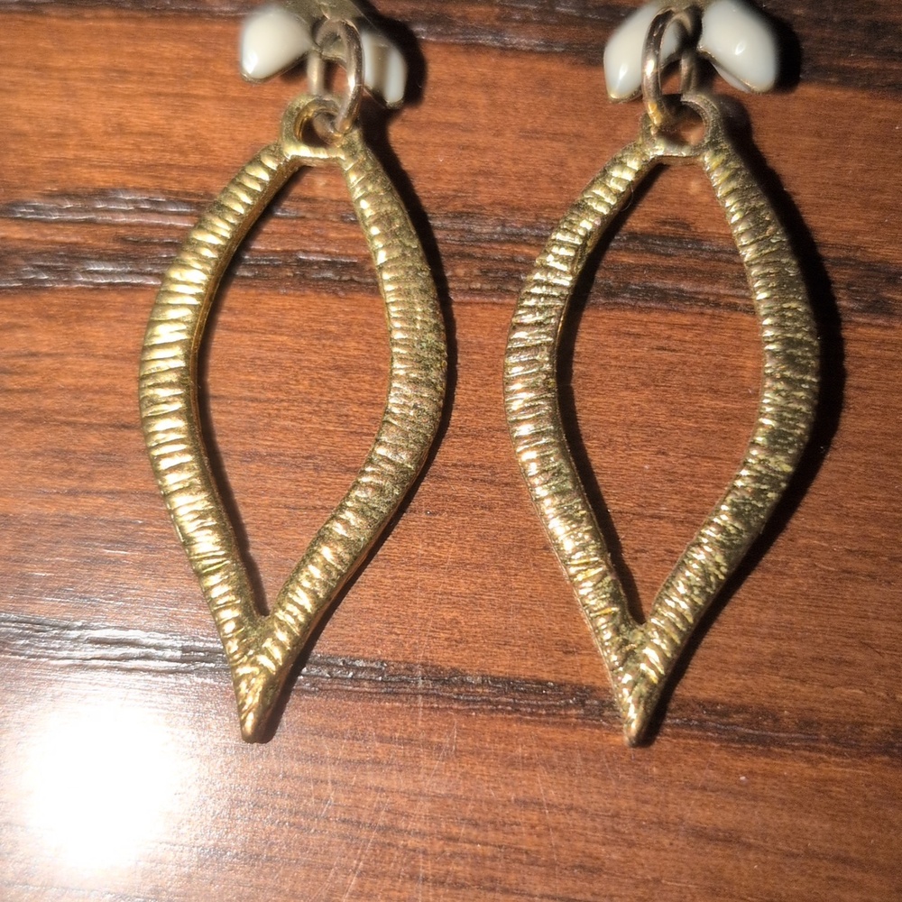 2 Pair Realia By Jen Gold and White Leaf Drop Earrings Set - Picture 4 of 5